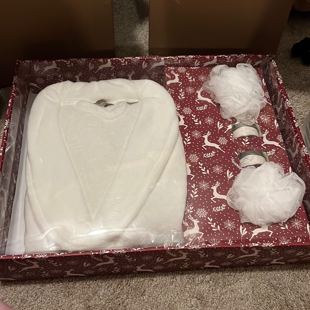 NWT robe set with 2 candles 2 loofas